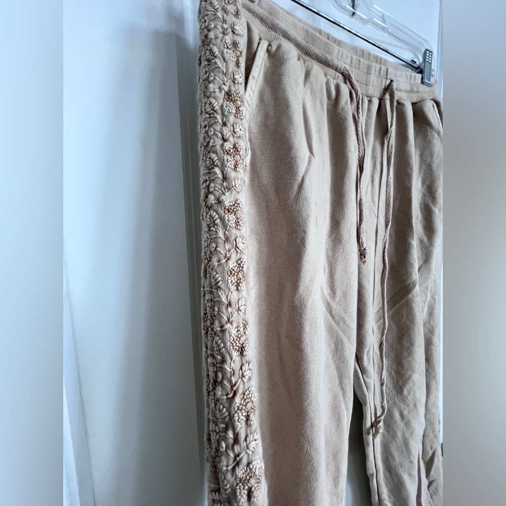 Solitaire Beige Floral Embroidered stonewash SweatPants size large - Picture 3 of 10